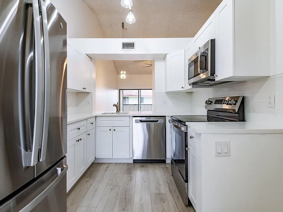 5590 Courtyard Dr