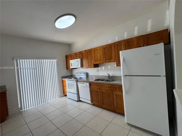 6912 NW 179th St, Hialeah, FL