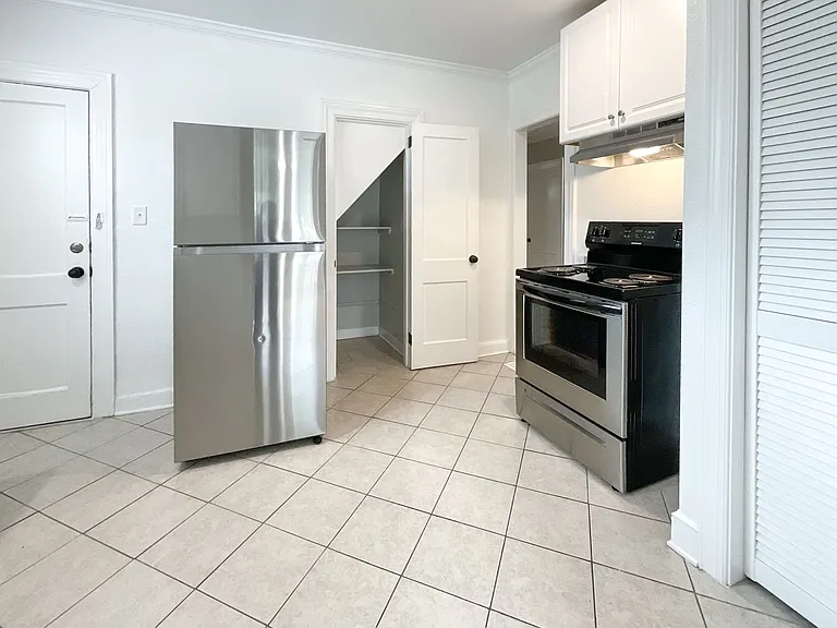 735 E 52nd St — Photo 12