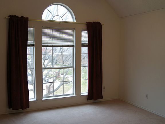 4th image of 912 Greenridge Dr
