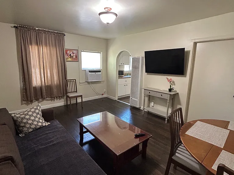 726 S Louise St — Photo 3