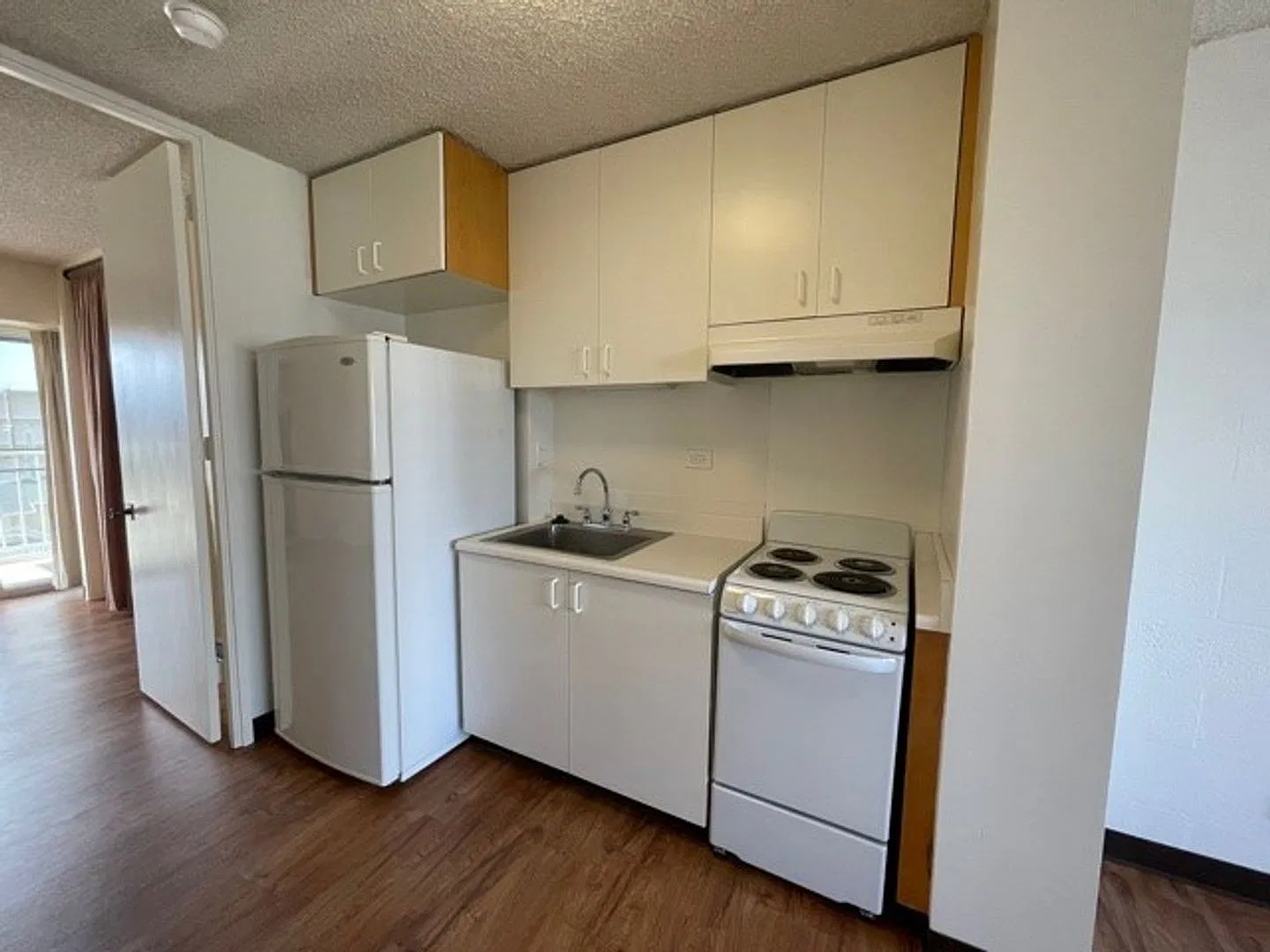 Westview Plaza Condo - Upgraded 1 bedroom, 1 bath condo with 1 parking -Avail 10/19/26 — Photo 4