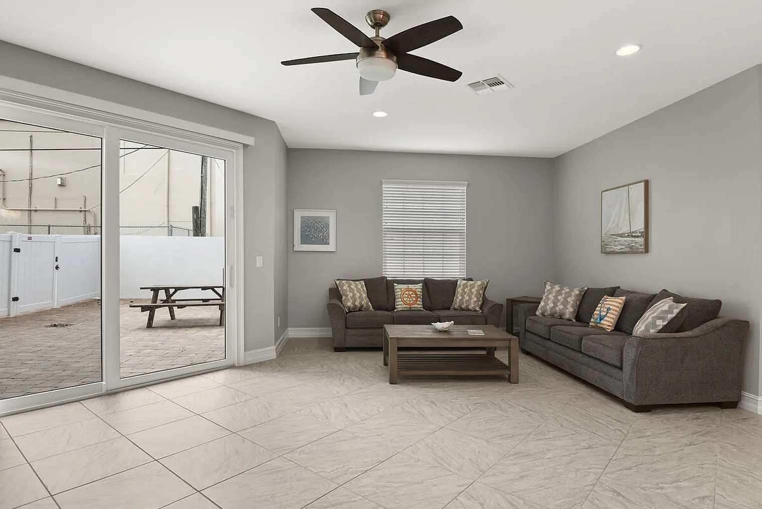5 bed, 4.0 bath, 3552 sqft, $7,633 — Photo 1