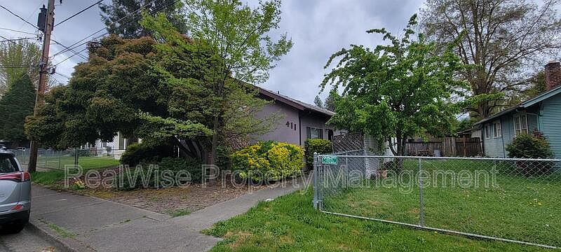 411 SE Riverside Ave UNIT B, Grants Pass, OR 97526 | Zillow