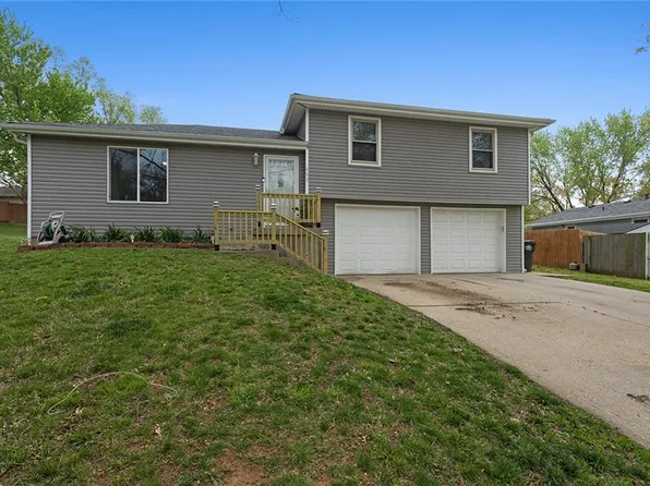 402 Hithergreen Dr, Lansing, KS 66043