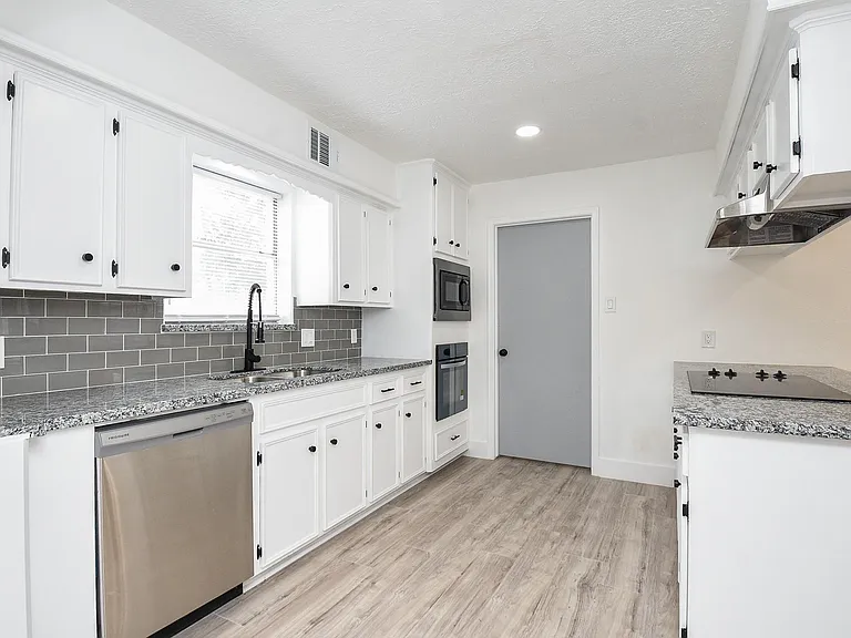 15814 Winding Moss Dr — Photo 10