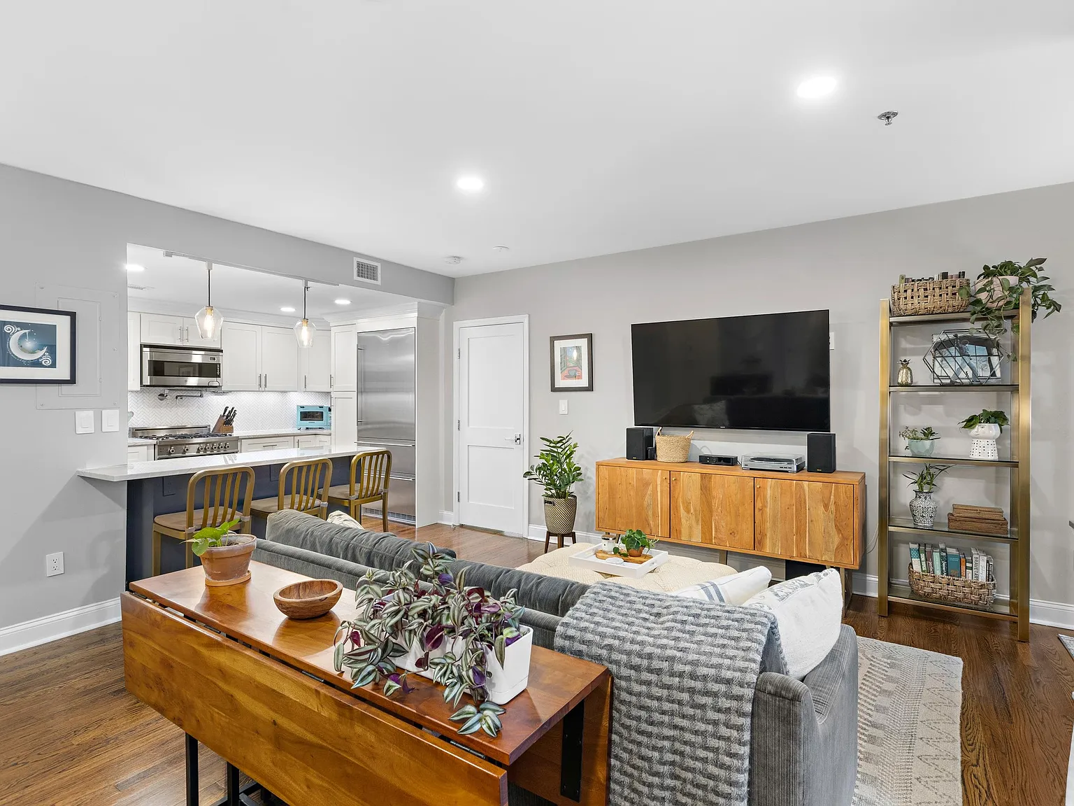 2 bed, 2.0 bath, 1310 sqft, $5,195 — Photo 4