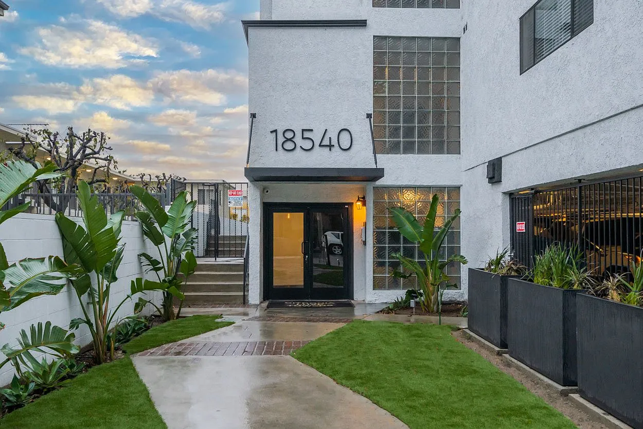 Citronia Luxe Towers Apartments — Photo 1