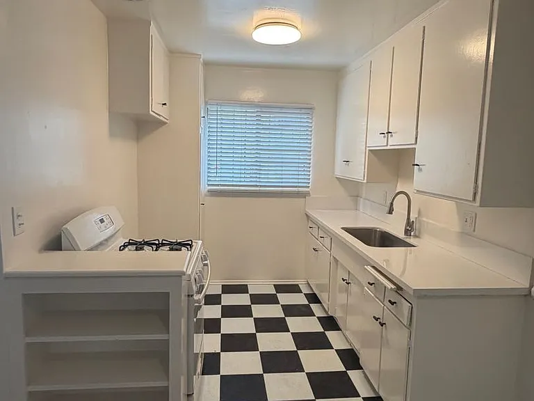 5913 Gregory Ave — Photo 4