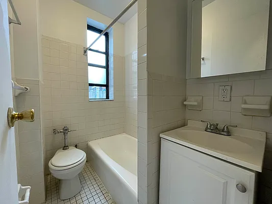 Rented by HOLTON REAL ESTATE INC. | media 20