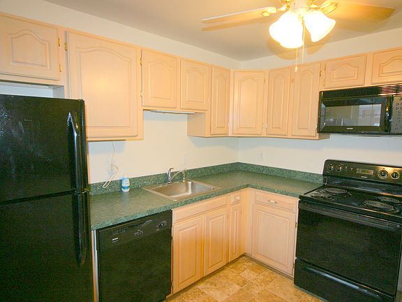 Updated Kit w/Black Appls