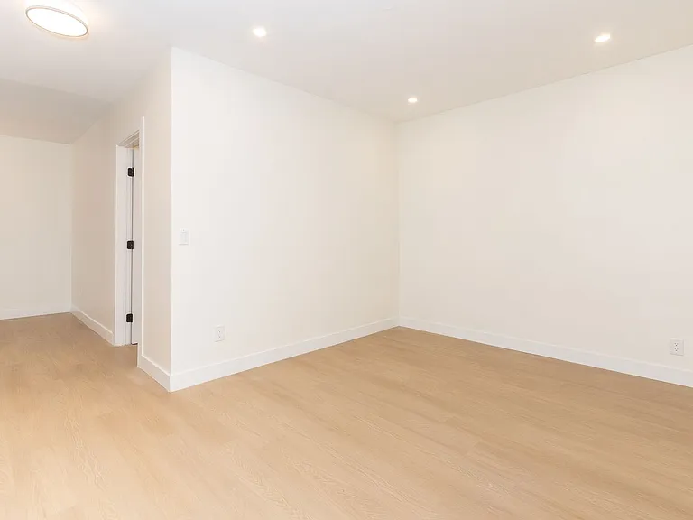Remodeled 2 Bedroom/ 1 Bath Apartment Near Strand Beach in Oceanside! — Photo 12
