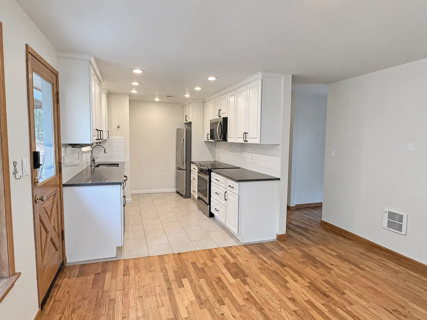 3 bed, 1140 sqft, $3,400 — Photo 4