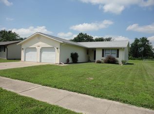 1131 W Sherman St, Taylorville, IL 62568