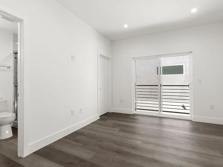 1034 N Oxford Ave — Photo 43
