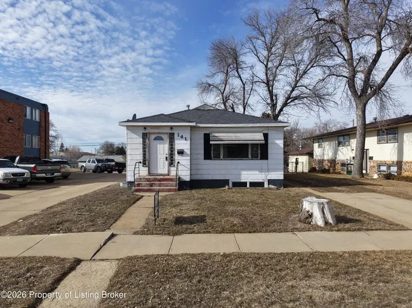 141 11th Ave W, Dickinson, ND 58601