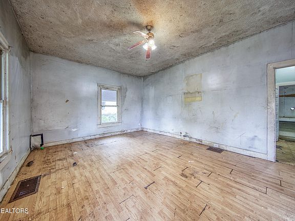 5th image of 1809 E Glenwood Ave