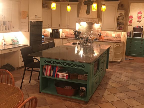 large eat-in kitchen