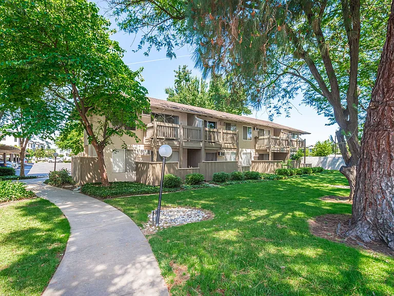 Riverbend Apartments — Photo 16