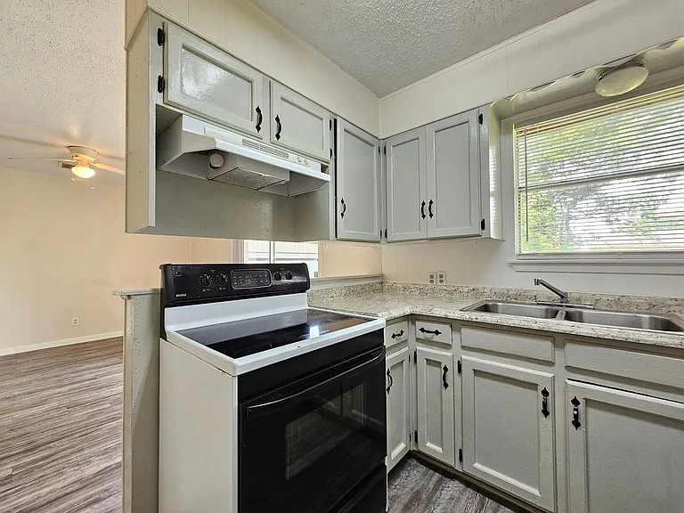 1504 S West S Young Dr — Photo 3