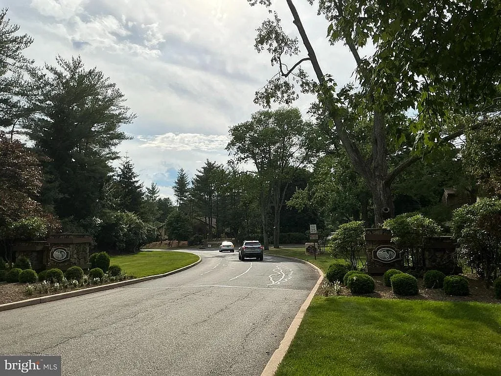 2 bed, 1.0 bath, 936 sqft, $2,400 — Photo 2