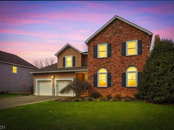 96 Beechwood Cir, Hillsborough Twp., NJ 08844