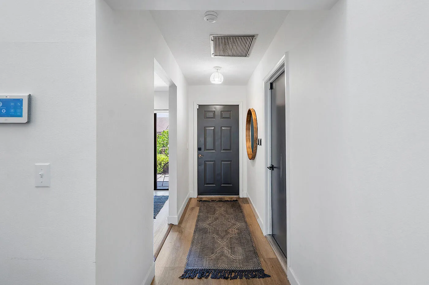 3 bed, 2.0 bath, 1206 sqft, $3,500 — Photo 3