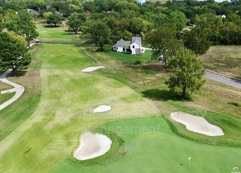 4 bed, 4.0 bath, 4334 sqft, $11,000 — Photo 4
