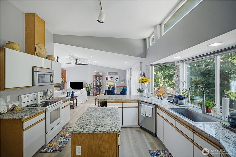 4th image of 415 118th Avenue E