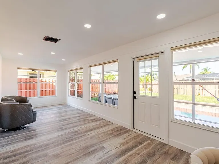 1860 Primrose Ln — Photo 14