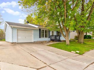 35 Prairie Ridge Ct, North Liberty, IA 52317