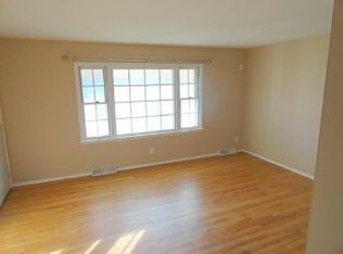 216 Longview Dr APT B, Geneva, IL 60134