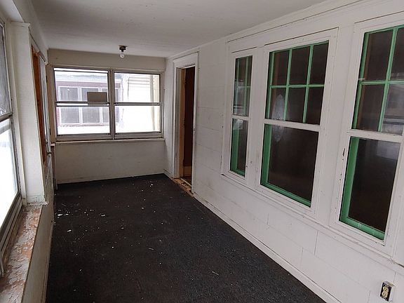 4th image of 128 Wadsworth St