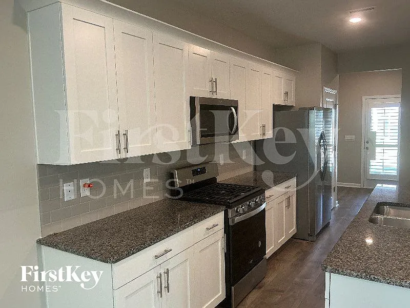 3 bed, 2.0 bath, 1820 sqft, $2,335 — Photo 4