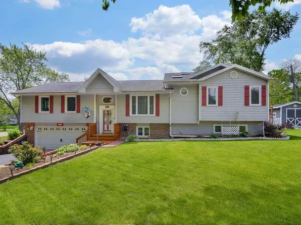 110 Oakwood Ln, Bartlett, IL 60103