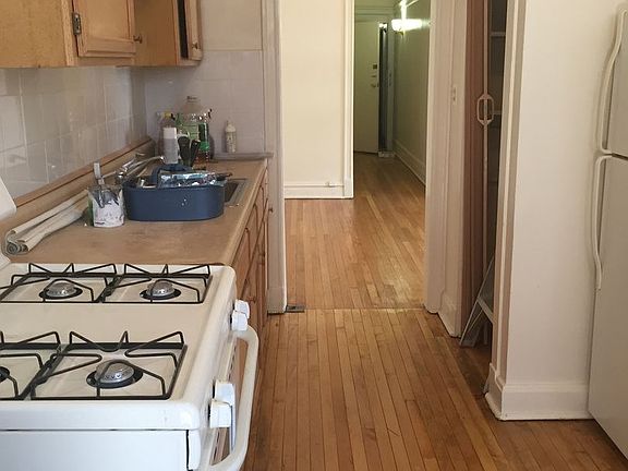 3rd image of 833 W Leland Ave APT 2R