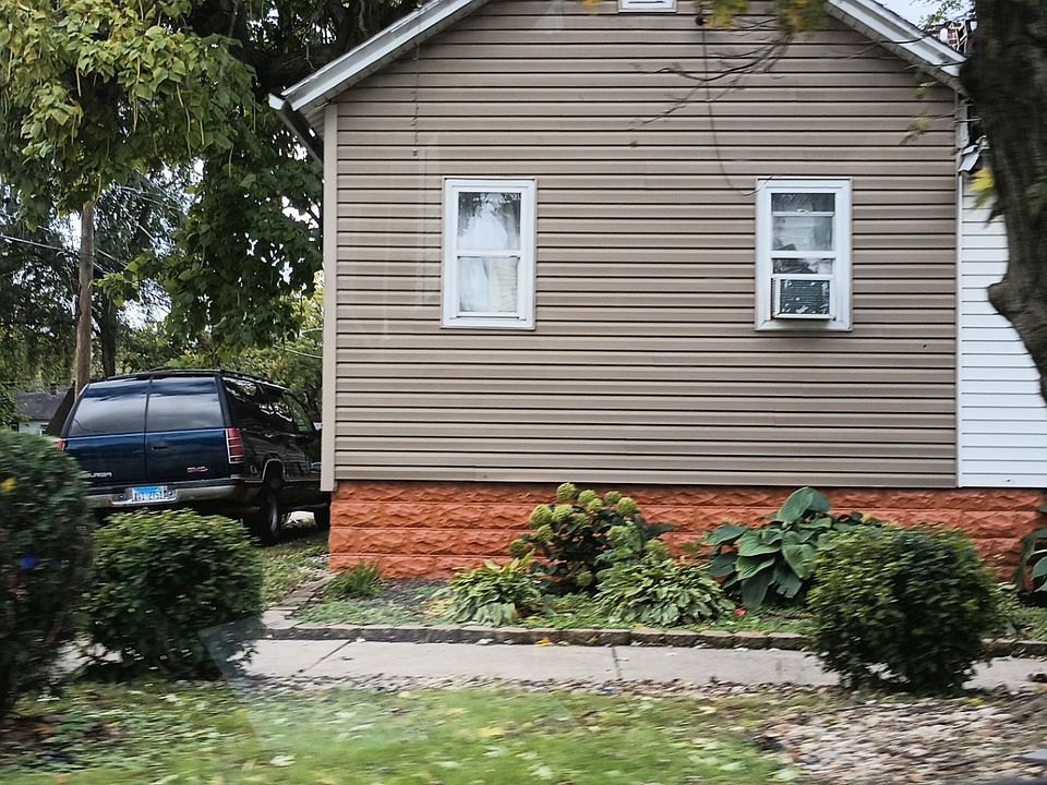 2nd image of 750 E Hickory St