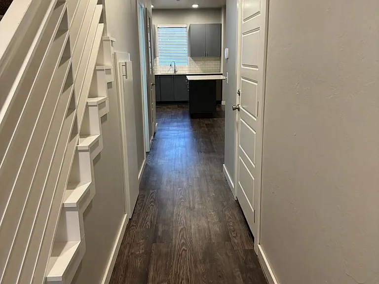 784 SW 14th St — Photo 3