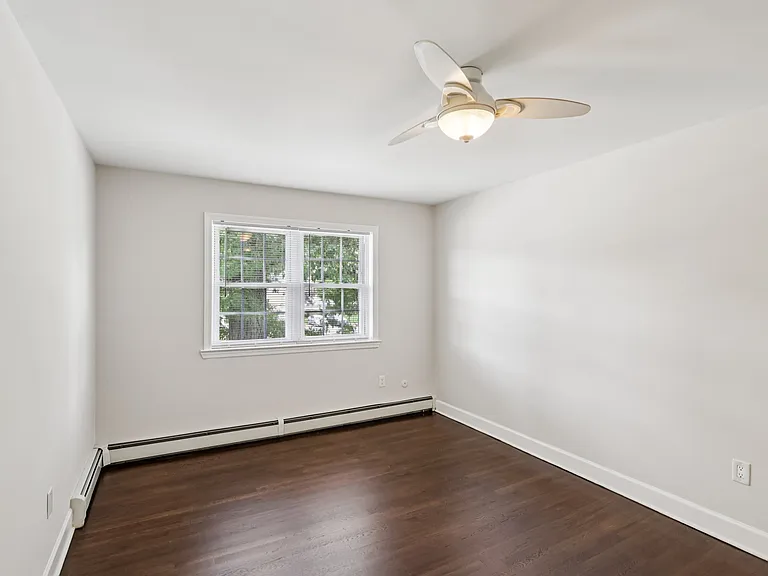 Queens Gardens Apartments — Photo 9