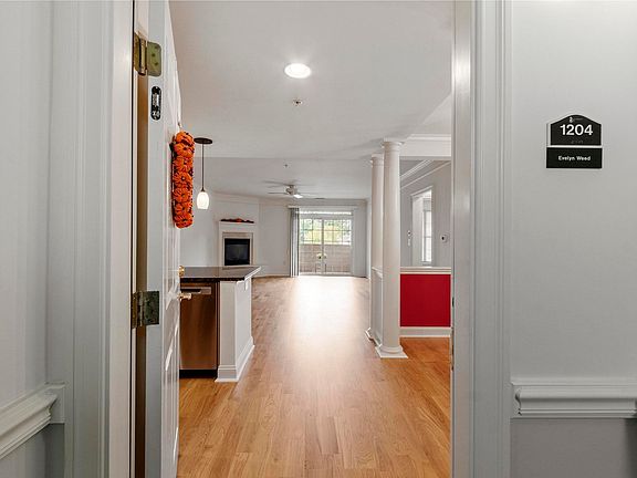 4th image of 1204 Emerald Ct Unit 1204