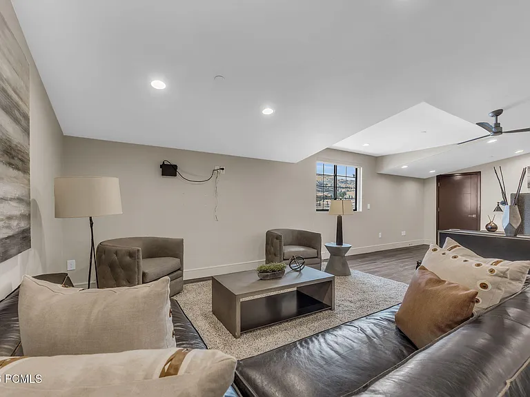1200 W Lori Ln #C15 — Photo 6