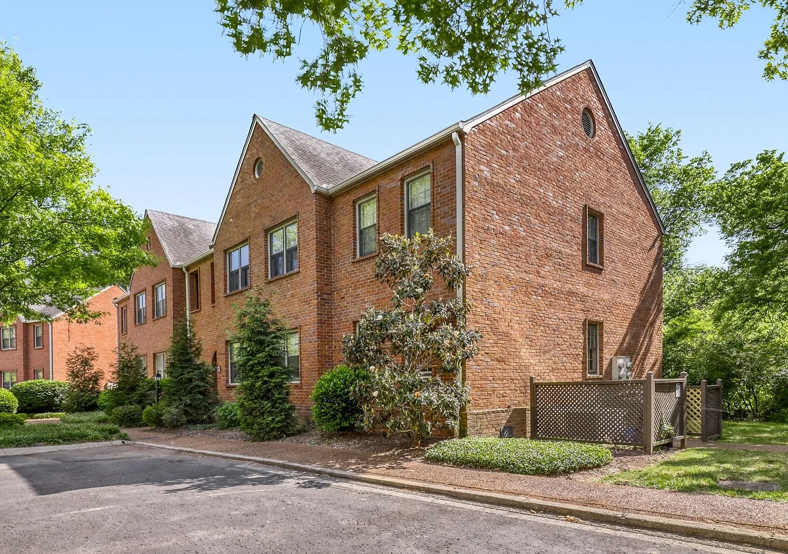 Spacious 2-Bedroom, 2-Bath Condo with Pool in Nashville — Photo 2