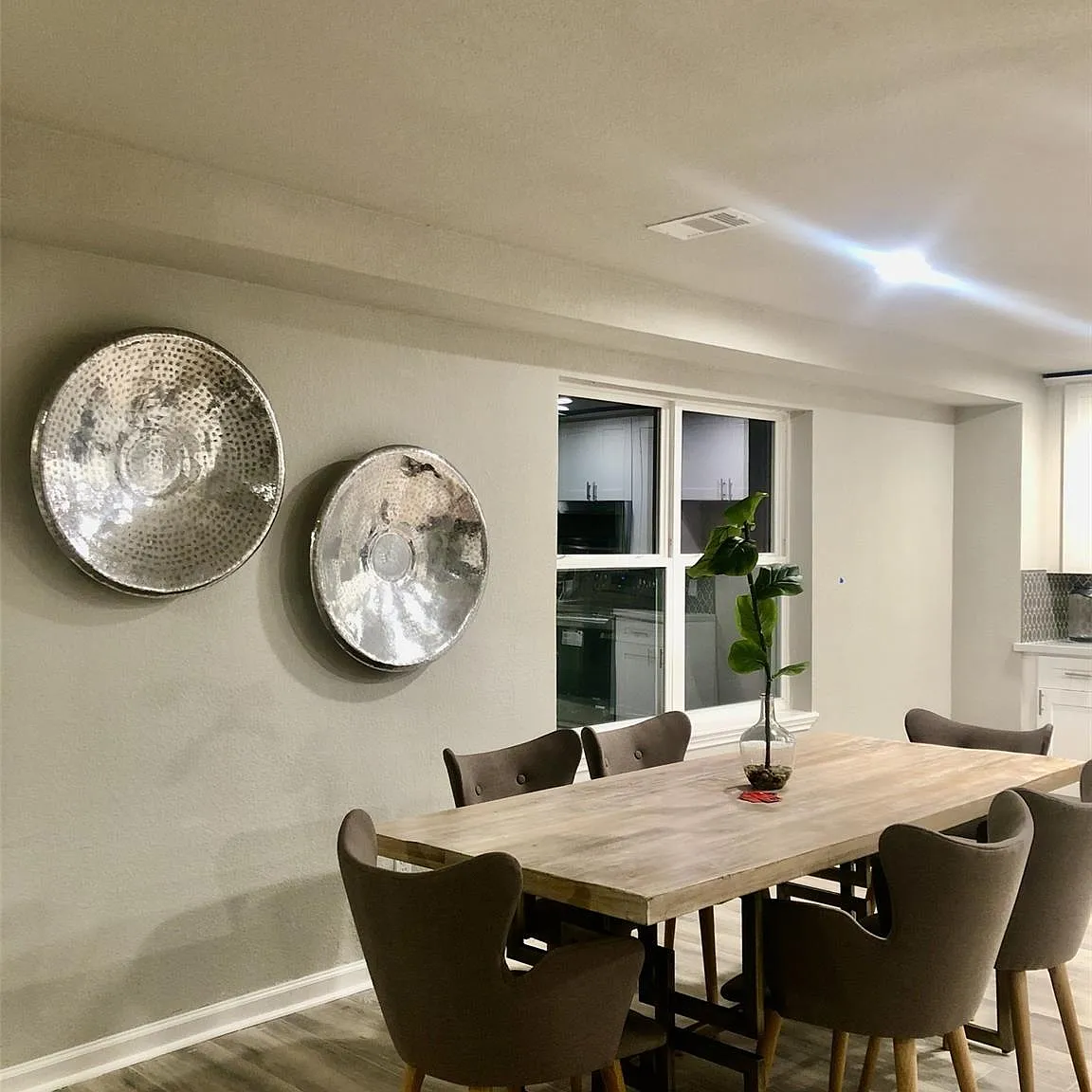 5 bed, 5.0 bath, 2540 sqft, $3,000 — Photo 2