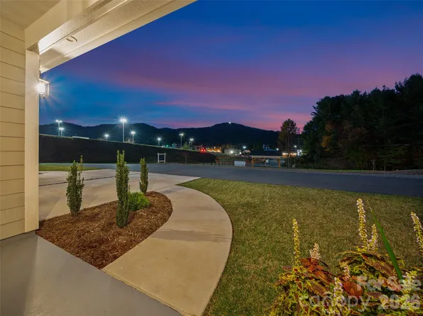 100 Red Twig Ln Unit 103, Burnsville, NC 28714