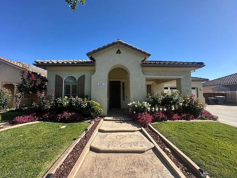 416 Farinelli Pkwy — Photo 1