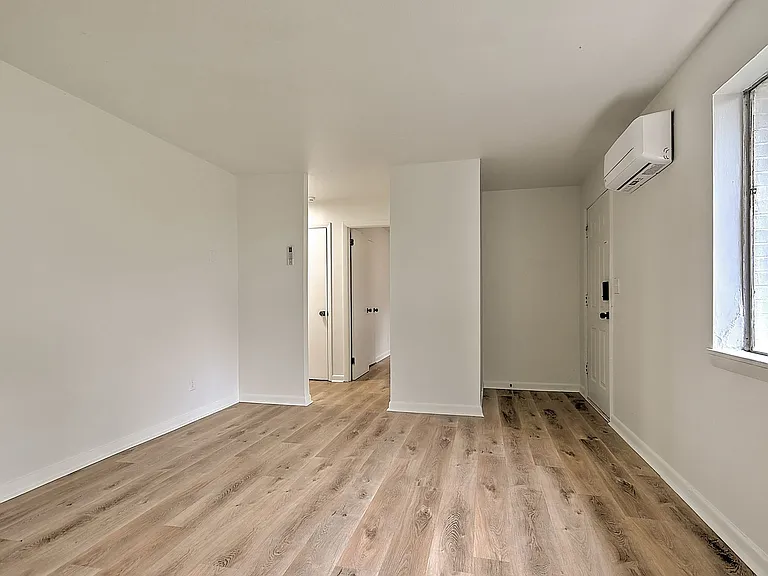 718 W G St — Photo 15