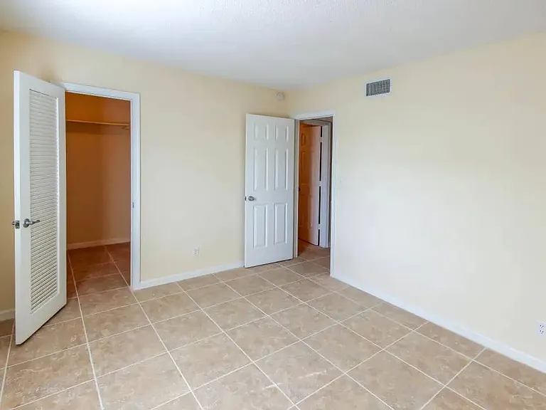 Banyan Club Apartments — Photo 16