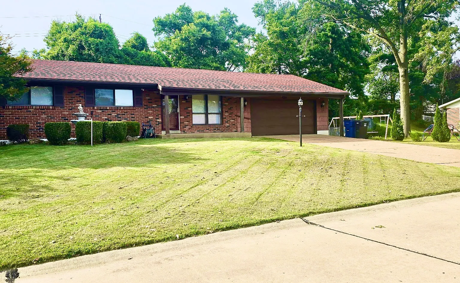 3 bed, 1.5 bath, 1900 sqft, $2,300 — Photo 1