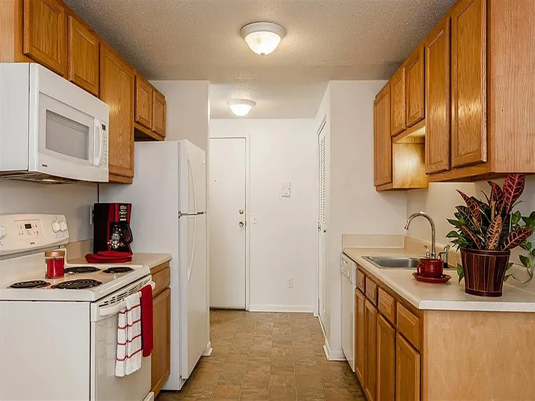 Kings Court Manor Apartment Homes — Photo 5