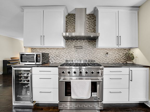 4th image of 459 Sussex Ct